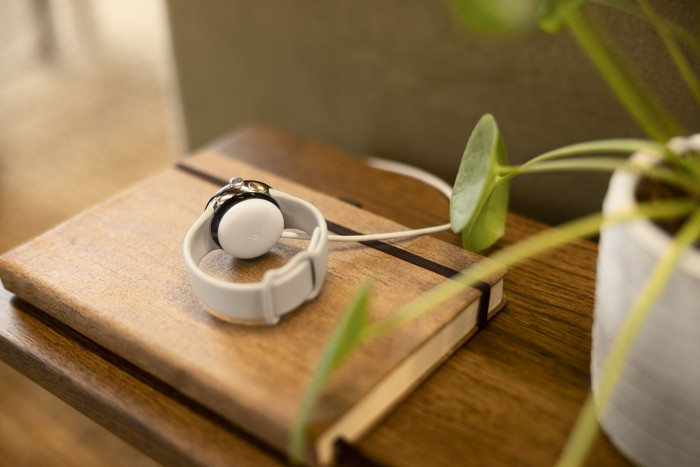 Geladen wird die Pixel Watch &uuml;ber einen magnetischen Ladeadapter. (Bild: Google)